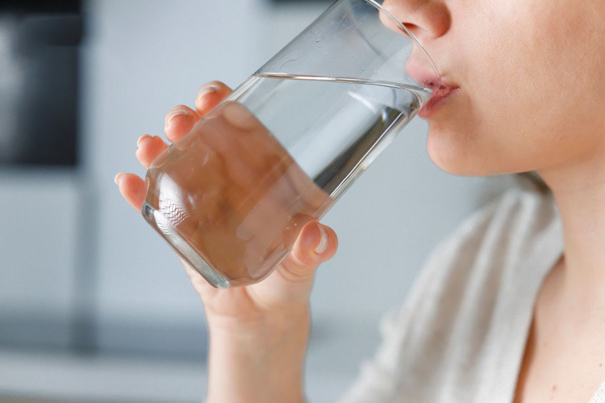 Uống đủ nước có thể giúp ngăn ngừa táo bón và phòng tránh bệnh trĩ hiệu quả